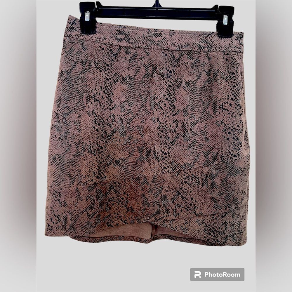 Mini-skirt with back zipper, lined